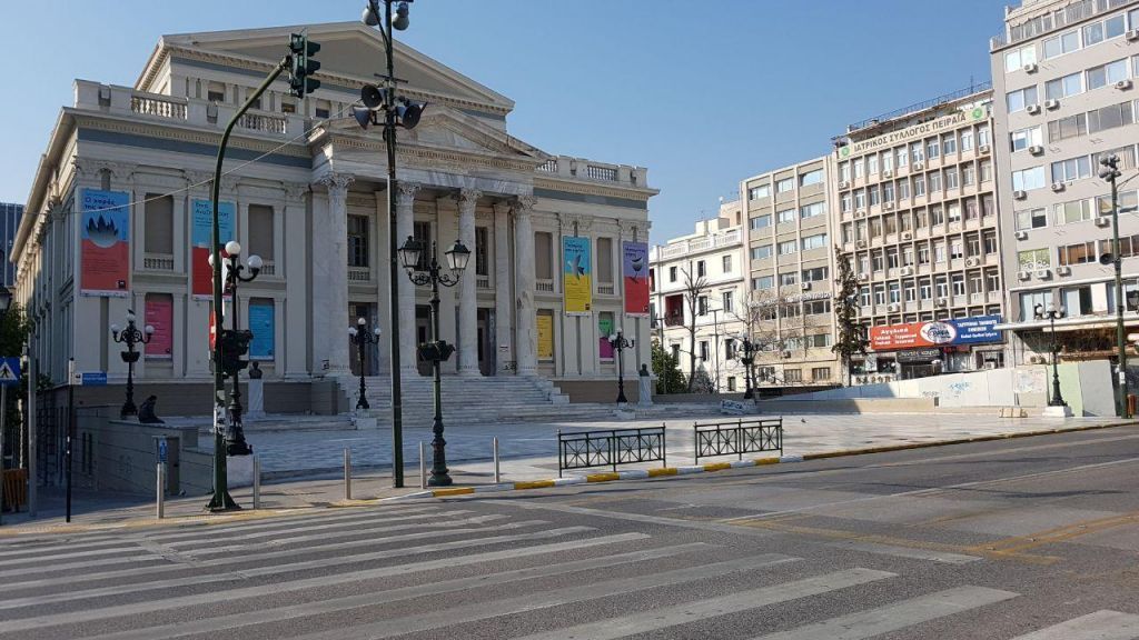 Έρημες πόλεις Αθήνα και Πειραιάς λόγω κοροναϊού