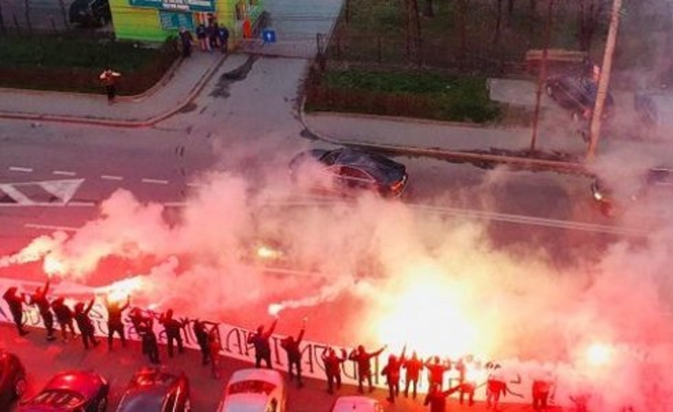 Οπαδοί στη Ρουμανία ευχαρίστησαν τους γιατρούς με καπνογόνα