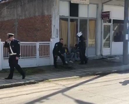 Ντοκουμέντο : Οι ελληνικές αρχές συλλαμβάνουν δύο μετανάστες στον Έβρο