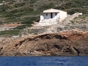 Ξεκίνησε η κατεδάφιση αυθαίρετων στη Μακρόνησο