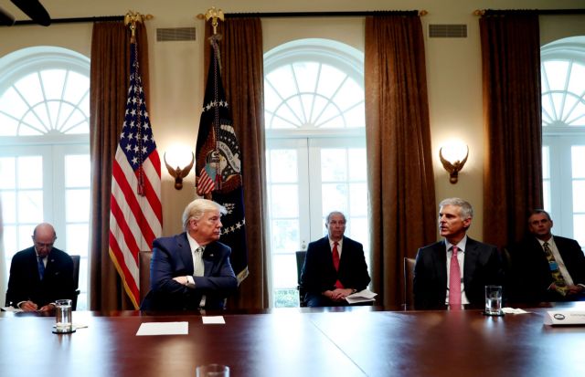 Σχέδιο Τραμπ για επιταγή 1.000 δολαρίων σε κάθε Αμερικανό