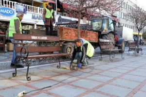 Τουρκία – κοροναϊός : Ξήλωσαν τα παγκάκια για να μην κάθονται οι ηλικιωμένοι