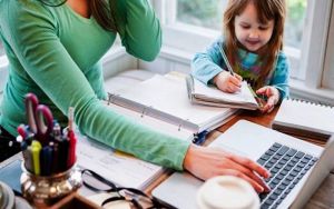 Εξετάζουν 15νθημερη άδεια σε γονείς μετά το κλείσιμο των σχολείων