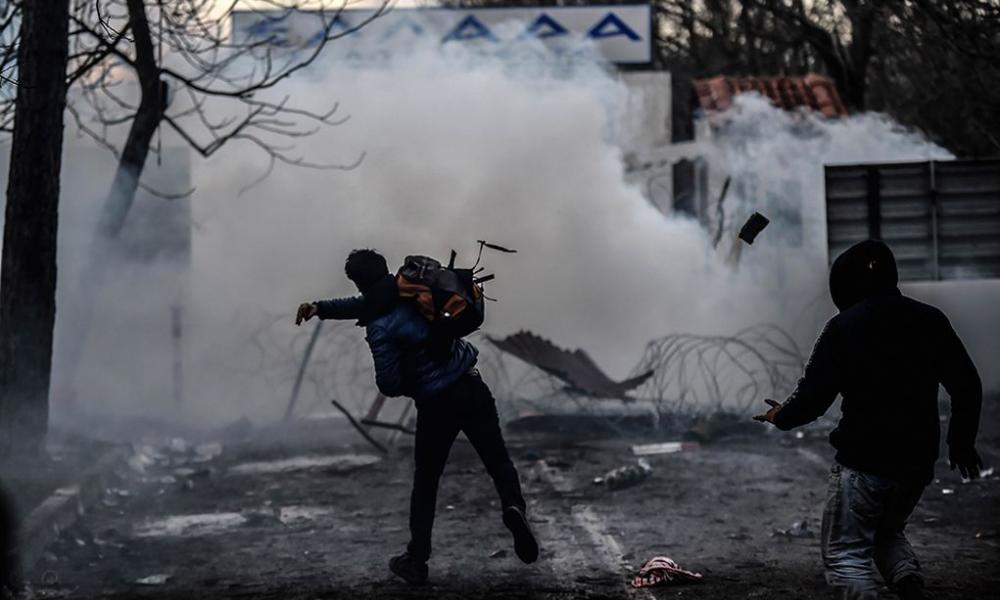 Αλλεπάλληλες επιθέσεις με δακρυγόνα δέχονται οι ελληνικές δυνάμεις – Μετανάστες αποκαλύπτουν τη μεθόδευση του Ερντογάν