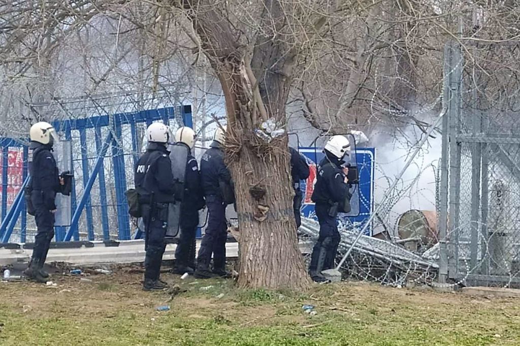 Έβρος : Οπτικό υλικό του Ελληνικού Στρατού αποδεικνύει τη στήριξη των Τούρκων στους μετανάστες