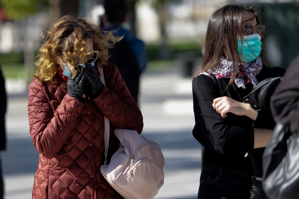 Κοροναϊός : Κλείσιμο ξενοδοχείων, αναστολή πτήσεων, αλλαγές στα Μέσα Μεταφοράς