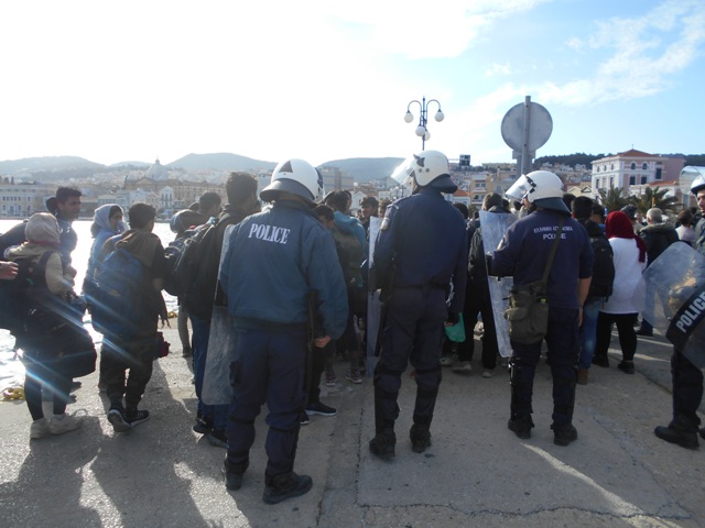 Λέσβος: Εκατοντάδες μετανάστες στο λιμάνι της Μυτιλήνης λόγω fake news