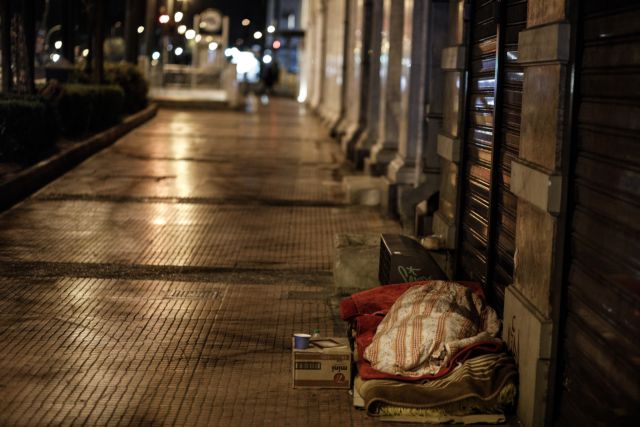 Αυτοί που δεν μπορούν να μείνουν σπίτι: Οι απόκληροι της Αθήνας στην πανδημία