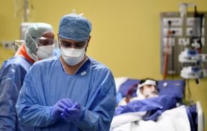 Καθηγητής εκτιμά ότι θα μολυνθεί ο μισός πληθυσμός της Ελλάδας