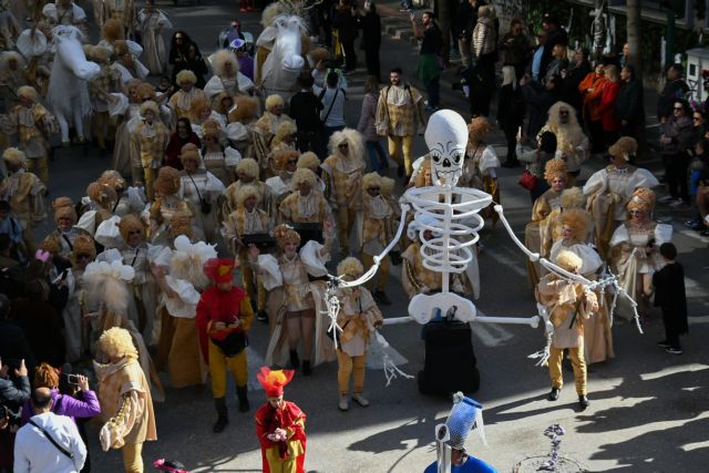 Πάτρα : Καρναβαλικό πάρτι στους δρόμους παρά την απαγόρευση