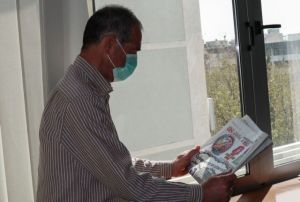 Κοροναϊός: Τι πρέπει να κάνετε αν εμφανίσει συμπτώματα μέλος της οικογένειάς σας