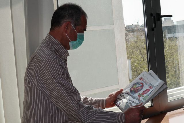 Κοροναϊός: Τι πρέπει να κάνετε αν εμφανίσει συμπτώματα μέλος της οικογένειάς σας