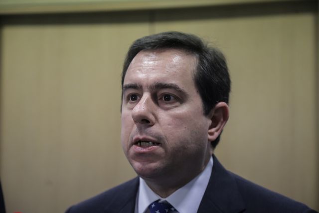 Αποδοκιμάστηκε έντονα ο Μηταράκης στη Σάμο