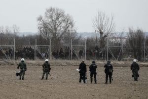 Βίντεο – καταγγελία: Με όπλα εξωθούν μετανάστες προς τα ελληνικά σύνορα