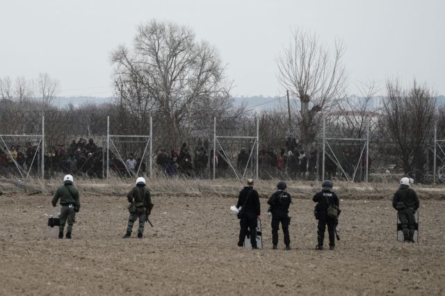 Βίντεο – καταγγελία: Με όπλα εξωθούν μετανάστες προς τα ελληνικά σύνορα