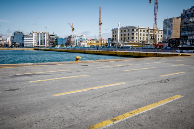 Θετικός στον ιό ναυτικός σε πλοίο ανοιχτά του Πειραιά