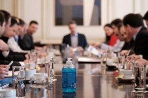 Μίνι υπουργικό για κορωνοϊκό: Εκτακτα μέτρα για σχολεία, φοροελαφρύνσεις