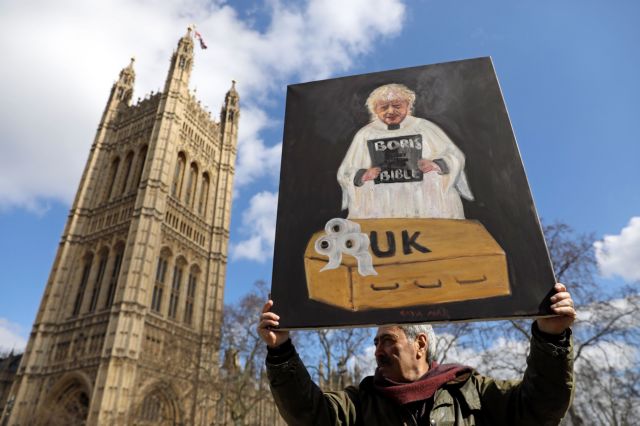 Κοροναϊός: Κατακραυγή στη Βρετανία για την απόφαση Τζόνσον να κρατήσει ανοικτά τα σχολεία