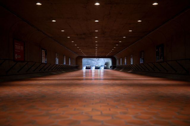 Ερημώνει η χώρα για να σταματήσει τον κορωναϊό