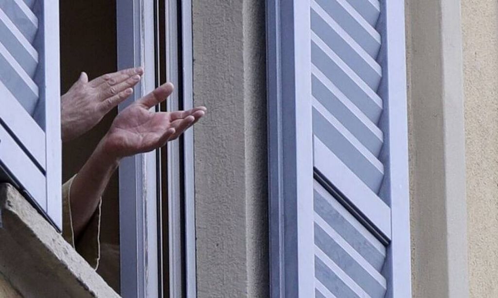 Κοροναϊός: Χειροκροτήματα σε όλη την Αθήνα -Πολίτες επαινούν γιατρούς και νοσηλευτές από τα μπαλκόνια τους