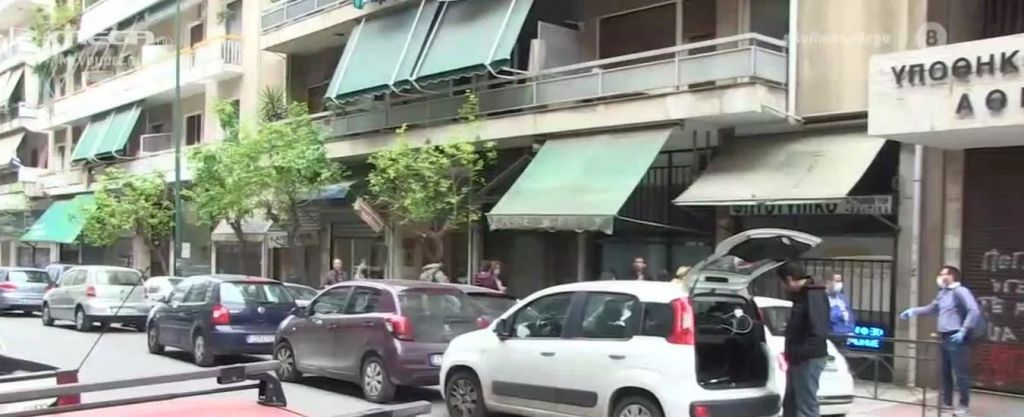 Μεγάλες ουρές στο υποθηκοφυλακείο Αθηνών – Θερμομετρούνται οι πολίτες