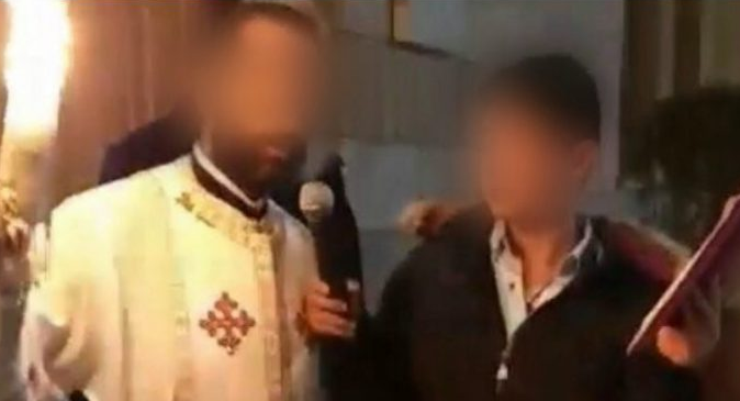 Εικόνες ντροπής στα Ζωνιανά : Καταιγισμός πυρών μόλις ο ιερέας είπε το «Χριστός Ανέστη»