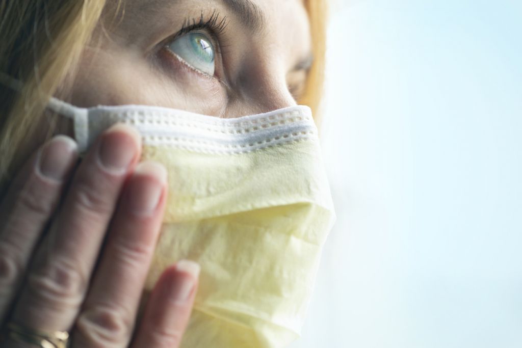 Κοροναϊός: Πώς βάζουμε και βγάζουμε σωστά τη μάσκα