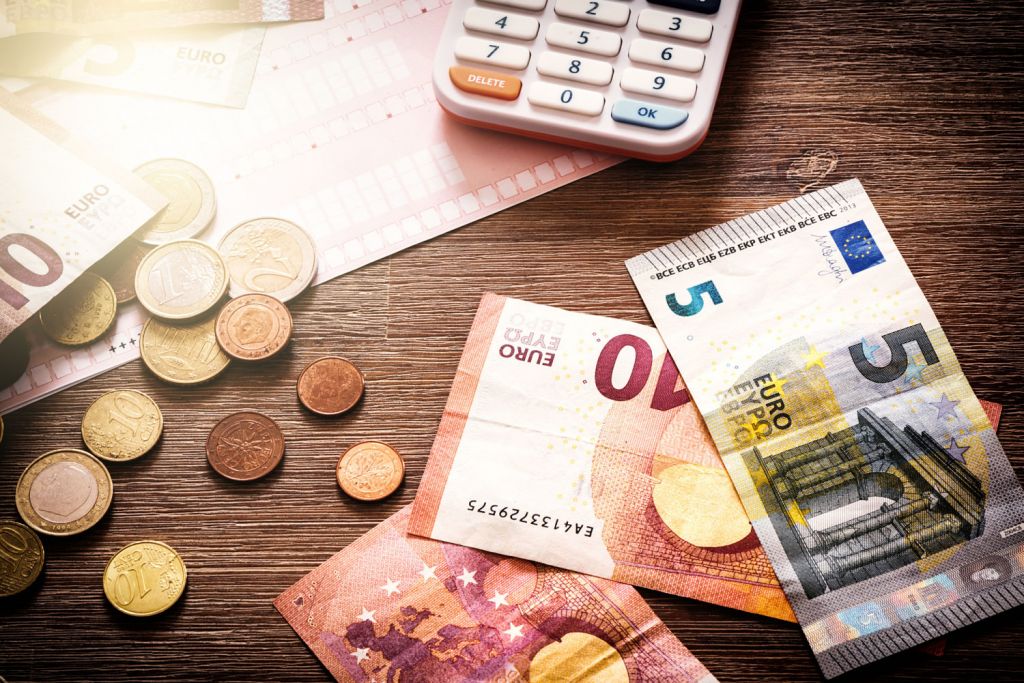 Κοροναϊός : Πώς θα γίνει η καταβολή της αποζημίωσης των 800 ευρώ