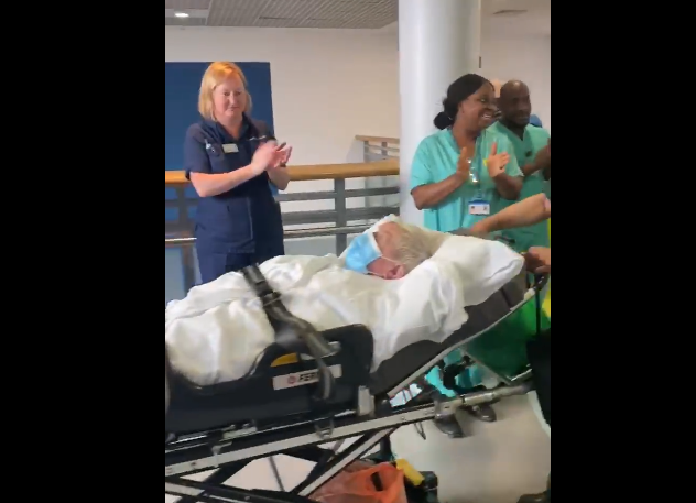 Δείτε τη στιγμή που ηλικιωμένος βγαίνει από την εντατική και τον χειροκροτούν