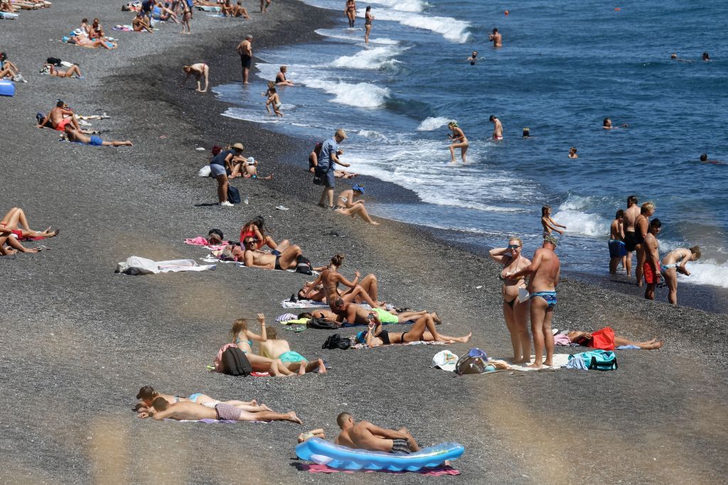Καλοκαίρι και κοροναϊός : Οι κίνδυνοι και οι αναγκαίες προφυλάξεις στις διακοπές μας