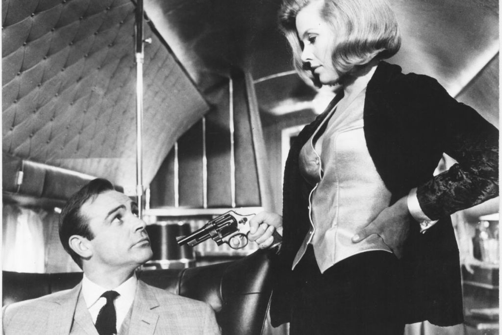 Πέθανε το θρυλικό κορίτσι του Τζέιμς Μποντ «Πούσι Γκαλόρ» κατά κόσμον Όνορ Μπλάκμαν