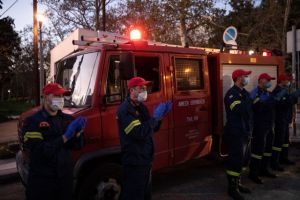 Συγκίνηση: Το χειροκρότημα πυροσβεστών για τους γιατρούς του «Σωτηρία»