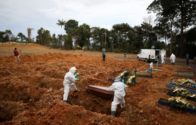 Μακάβριες εικόνες στη Βραζιλία – Σε μαζικούς τάφους τα θύματα της πανδημίας