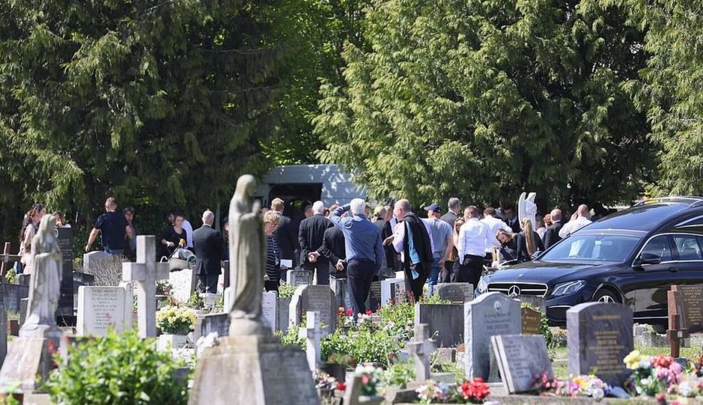 Σκηνές απείρου κάλλους σε κηδεία θύματος του κοροναϊού: Πρόστιμα στους συγγενείς και κατάσχεση… της σορού