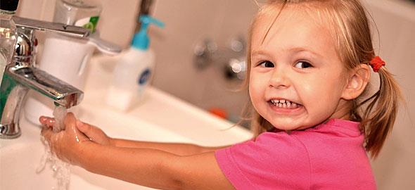 Πώς θα μάθετε στα παιδιά σας να πλένουν σωστά τα χέρια τους | tanea.gr