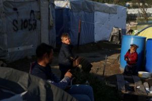 Κοροναϊός : Τι θα γίνει με τη μεταφορά προσφύγων στην ενδοχώρα – Φόβοι για τεράστια διασπορά του ιού στα καμπ