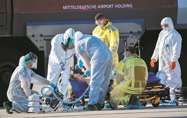 Ο πόλεμος της μάσκας και άλλες ιστορίες πανικού