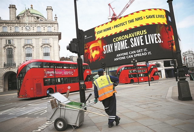Εως και έναν μήνα «εκτός» ο Τζόνσον