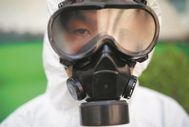 Πρέπει να μάθουμε να ζούμε με τον ιό