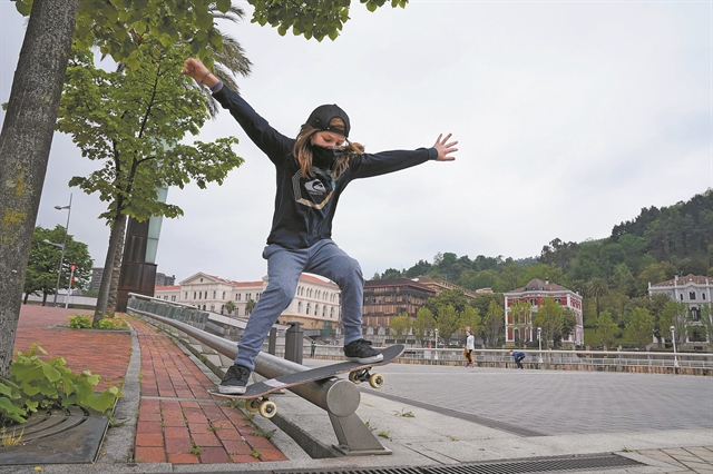 Τα παιδιά της Ισπανίας βλέπουν ξανά τον ήλιο