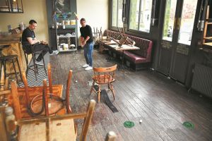 Ξυπόλητη στην άσφαλτο θα έπρεπε να νιώθει ελεύθερη…