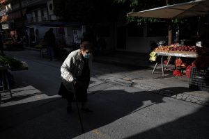 Κοροναϊός : Προετοιμασία για διπλή μάχη από το φθινόπωρο