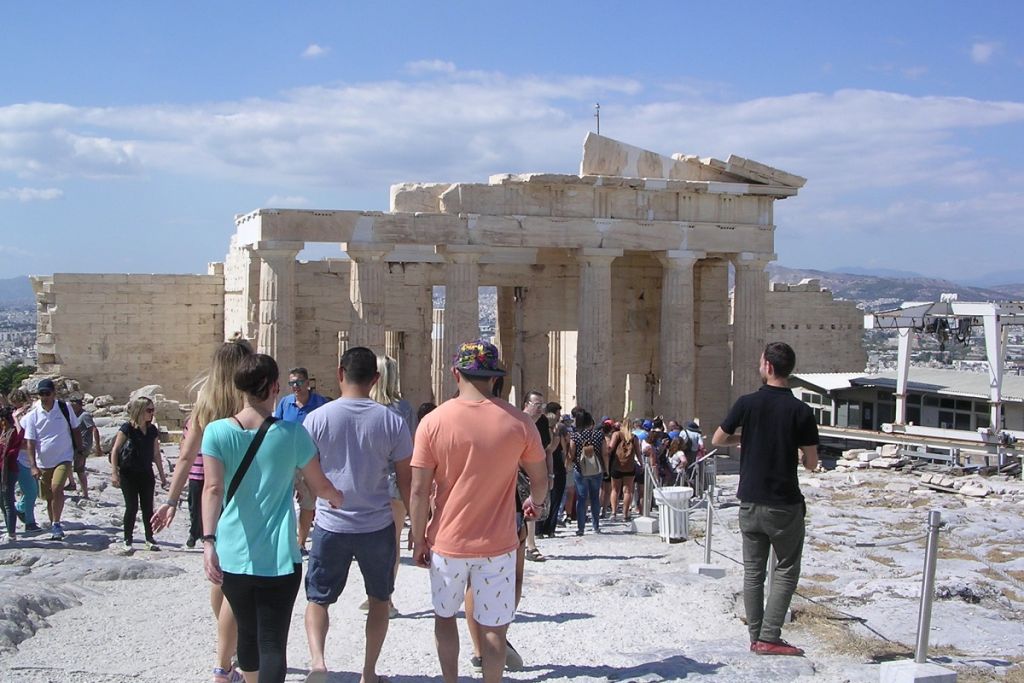 Guardian : Τι θα ισχύσει για τον τουρισμό στην Ελλάδα