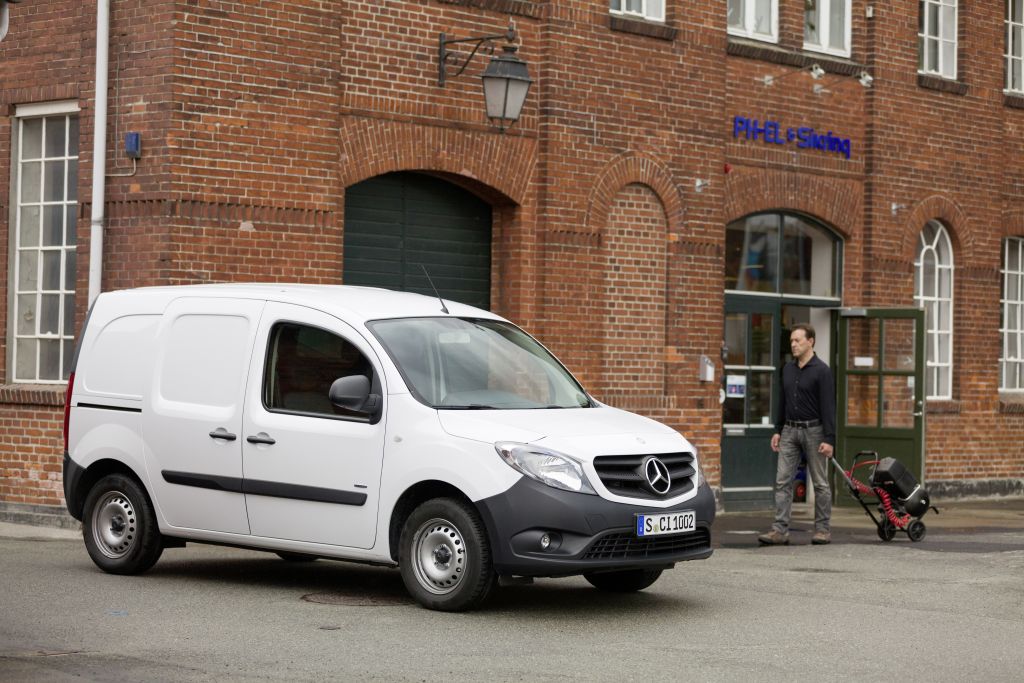 Η Μercedes-Benz Ελλάς στο πλευρό του ΕΚΑΒ