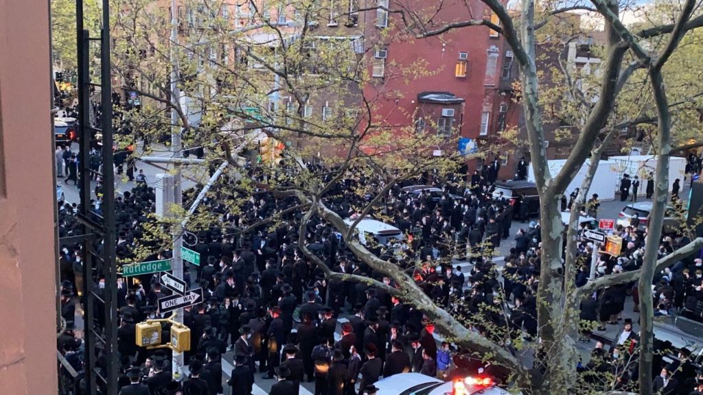 Οργισμένος ο δήμαρχος της Ν. Υόρκης για το πλήθος σε κηδεία ραβίνου
