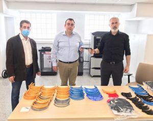Ο Γιάννης Μώραλης παρέδωσε ασπίδες προστασίας προσώπου στο ΕΚΑΒ