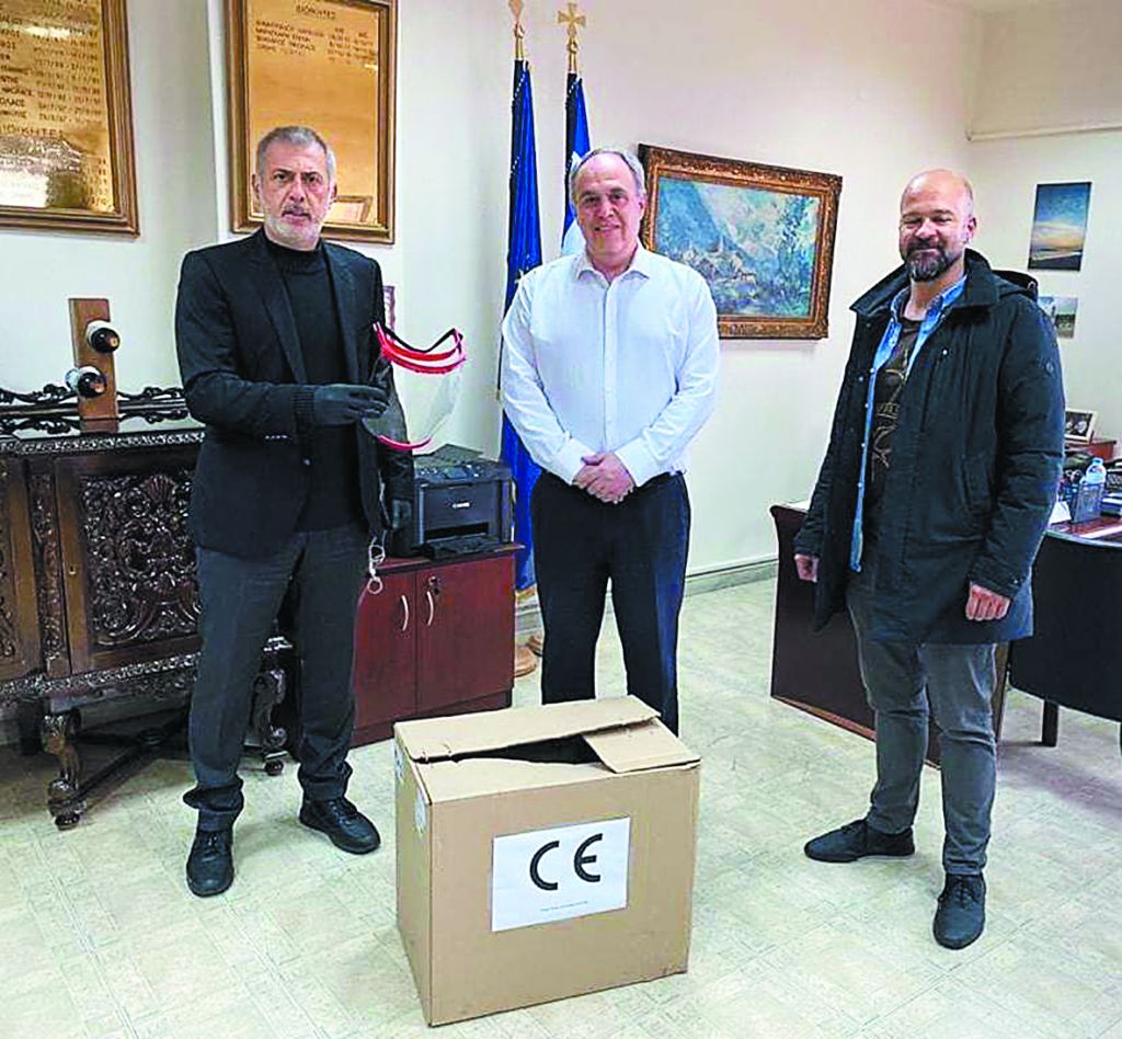 Γ. Μώραλης: παρέδωσε τις πρώτες μάσκες που έφτιαξε το «Blue Lab»