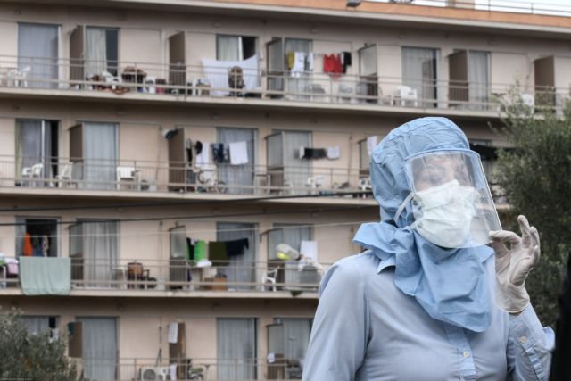 Πρόσφυγες στο Κρανίδι στοιβάζονται για μια σακούλα τρόφιμα