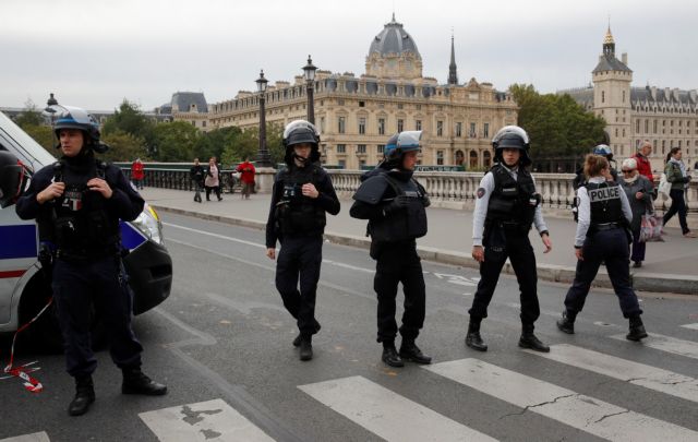 Δεύτερη νύχτα συγκρούσεων σε προάστιο του Παρισιού εν μέσω καραντίνας