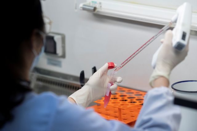 Ελπίδες για την αντιμετώπιση του ιού από Ρώσους επιστήμονες